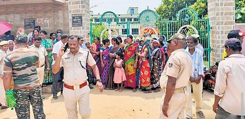 Villagers of Jharakandal blocking the entry of the gram panchayat office