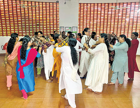 Women practising Mappila kolkali