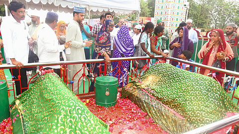 Devotees offering prayers at Barashaheed Dargah and exchanging rotis on the banks of Swarnala cheruvu in Nellore.