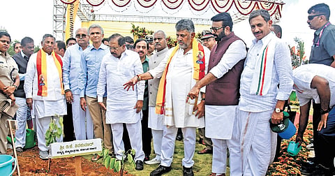 Ministers KH Muniyappa, Krishna Byre Gowda and Dr G Parameshwara, Chief Minister DK Shivakumar and BDA Chairman and Shantinagar MLA NA Haris inaugurate a sapling planting drive near SM Krishna Dashapatha Road at Challagatta in Bengaluru on Saturday. MLA ST Somashekhar and MLC K Govindaraj look on