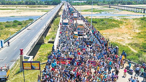 Motorists and passengers remained stranded under the scorching sun for long as residents staged a road blockade near the Sanjeevi Nagar traffic signal on the Chennai-Tiruchy NH on Saturday.