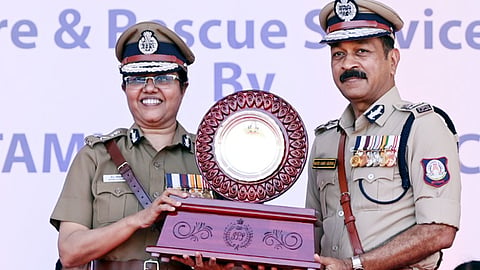 DGP Mahesh Kumar Aggarwal honours Seema Agrawal (1990-batch) with a memento during her farewell parade held in Chennai on Saturday.