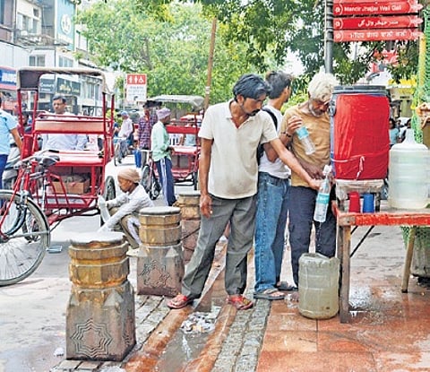Delhi sizzles as 41°C, feels like 53°C, yet met dept says ‘not a heatwave’