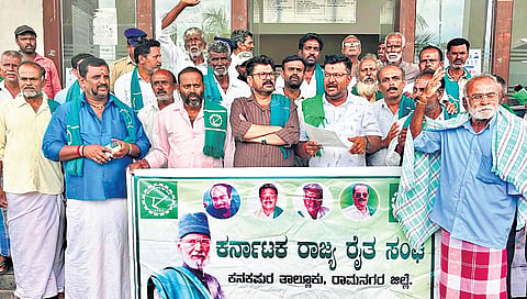 Karnataka Rajya Raitha Sangha protest outside the taluk office on Monday.