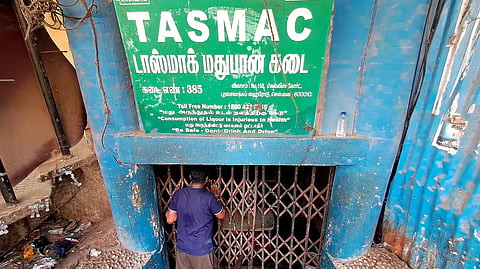 Desperate tasmac customers seen at the closed Tasmac shop loacted at kellys court, purasaiwalkam.