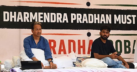 Activist Sonam Wangchuk and CJP founder Abhijeet Dipke during the protest at the Jantar Mantar.