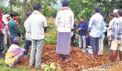 Last rites of Jakaka being performed on his agricultural land in Gajigaon village