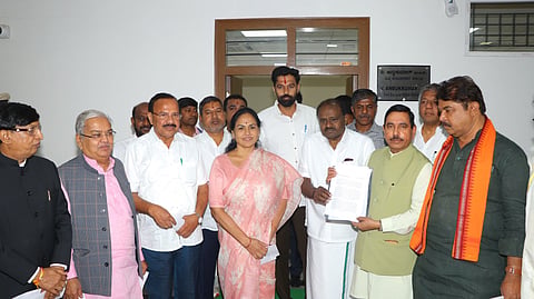 The delegation included Union Ministers H D Kumaraswamy, Pralhad Joshi and Shobha Karandlaje, Leaders of Opposition in Karnataka Assembly and Council R Ashoka and Chalavadi Narayanaswamy and other senior leaders from JD(S) and BJP.