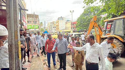 On Bengaluru Development Minister Krishna Byre Gowda’s claims that only 20% of the footpaths along major roads have been cleared and vendors were free to do business on inner roads