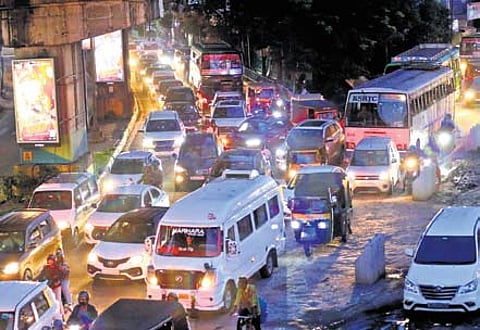 Heavy traffic at the JLN Stadium-Palarivattom stretch