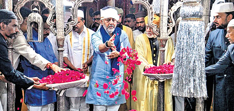 CM DK Shivakumar offers prayers at the Hazrat Khwaja Banda Nawaz Dargah in Kalaburagi on Tuesday.