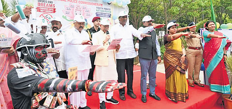 Governor Shiv Pratap Shukla administers an anti-drug pledge to participants in
a rally from the Hanamkonda Collectorate on Thursday