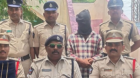 Markapuram DSP Nagaraju along with other officers with the arresed thief at the Cumbham PS on Friday.