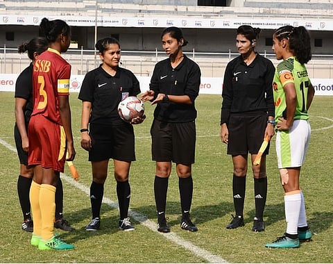 TN refereee Jancymary on field