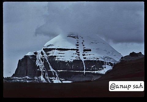 Mount Kailash is a pyramid-shaped peak in the Trans-Himalayan Kailash Range, rising about 6,638 metres above sea level. Nearby Lake Mansarovar, at an altitude of around 4,590 metres, is one of the world’s highest freshwater lakes.