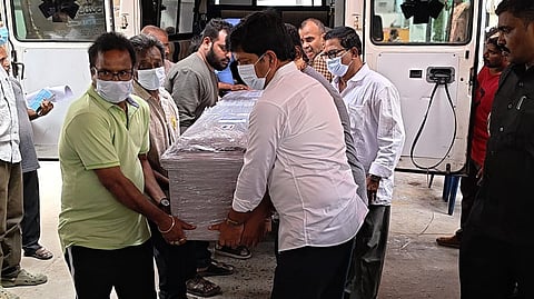 Excise minister Kollu Ravindra on Tuesday attended the funeral of Gelli Jayalakshmi at Machilipatnam.