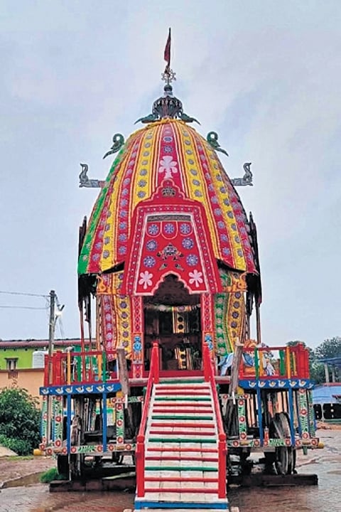 The old chariot had become structurally weak over the years, prompting the district administration to facilitate the construction of a new one with support from local donors.