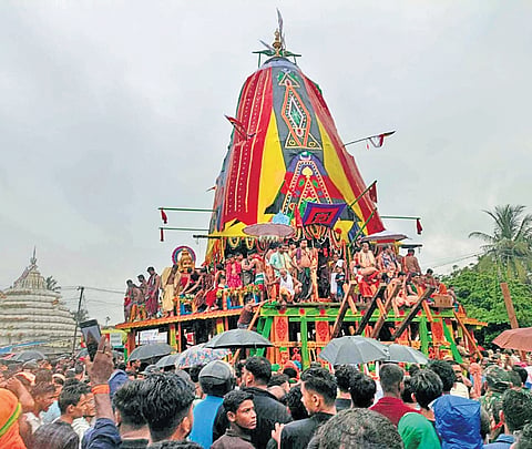 The Brahma Taladhwaja being pulled amid rains in Kendrapara