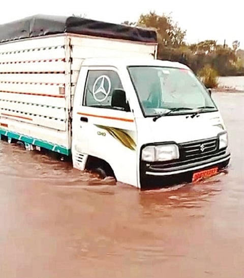 Hundreds of vehicles remained stranded on both sides of the highway for nearly eight hours, causing hardship to commuters and truck drivers.