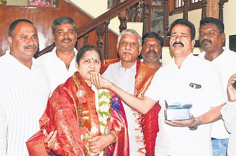 Chikkamagaluru block Congress president HP Manje Gowda offers sweets
to AV Gayathri Shante Gowda on Thursday .