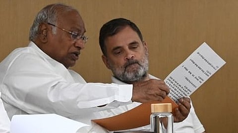 AICC President Mallikarjun Kharge (L) and Lok Sabha LoP Rahul Gandhi.