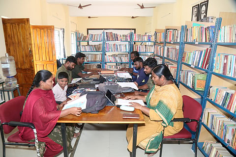 The readers at the library of "Kaani Nilam" at Tiruvaiyaru.