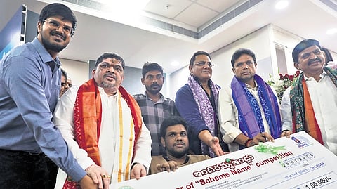 Ministers felicitate Konda Nagaraju who won the scheme name competition during the launch of Indiramma Indlu LIG scheme at the Secretariat in Hyderabad on Monday | SRI LOGANATHAN VELMURUGAN