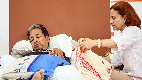 Sonam Wangchuk and his wife, Gitanjali J Angmo, at the protest site in Jantar Mantar.