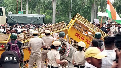 Protestors clash with Delhi Police personnel during the 'Sansad Chalo' protest in Delhi.