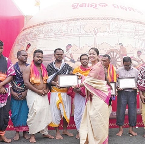Actor Elina Samantaray unveiling Aashirvaad Atta’s pavilion in Puri.