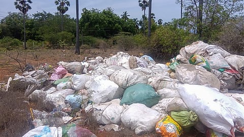 Residents of Keezha Kadayam in Tenkasi alleged that unidentified trucks had dumped over 100 sacks of Kerala's plastic waste in the farm land on the road side and sought police action under the amended Goondas Act against the violators.