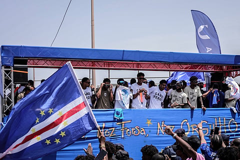 Fans give a heroes' welcome to Cabo Verde football team on thier return to the country's capital, Praia
