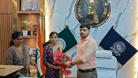 Dhanbad DC felicitating Poonam Kumari