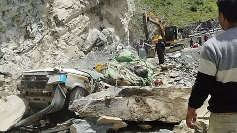 Near Kahu-du Nala, a massive section of the mountain collapsed, burying the vehicle under debris.