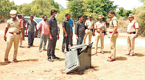 Annamayya SP Dheeraj Kunubilli inspects the broken ATM