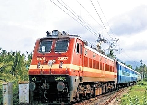 The Bharat Gaurav tourist train, comprising AC 2 tier, AC 3 tier, and sleeper coaches, can accommodate 662 tourists.