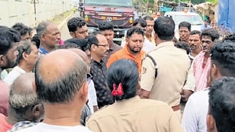 Police holding discussion with irate villagers at Gad Gate Bazaar