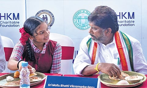 Deputy Chief
Minister
Mallu Bhatti
Vikramarka
shares
breakfast with
students after
inaugurating
a centralised
community
kitchen for
schools in
Madhira on
Monday.