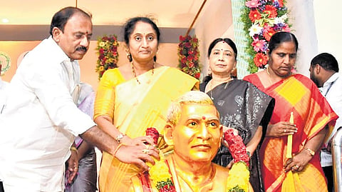 Addressing the official state-level birth anniversary celebrations of legendary handloom leader Pragada Kotaiah in Chirala, Savitha emphasised that strengthening cooperative societies remains central to government’s plan