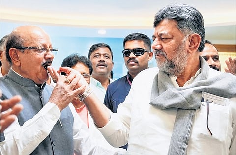CM DK Shivakumar feeds a piece of cake to TB Jayachandra, Special Rrepresentative of the Karnataka government in Delhi, on the latter’s 77th birthday on Wednesday
