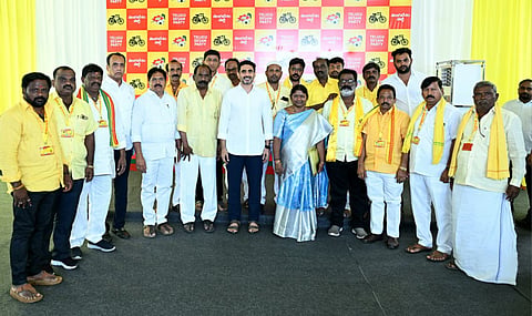 Telugu Desam Party (TDP) National Working President Nara Lokesh with the party cadre in Kurnool