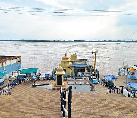 The river Godavari surges at Bhadrachalam on Saturday | Express