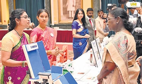 Shital Dattaram Zemane showcases her innovation to President Murmu