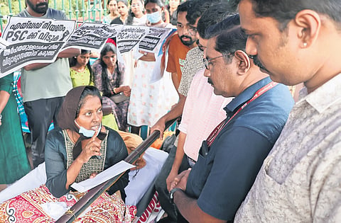 Additional private secretaryS Rajesh handing over General Education Minister
N Samsudeen’s official note seeking withdrawal of the strike, to the members of Kerala LP School Teacher PSC Rank Holders Association on Tuesday.