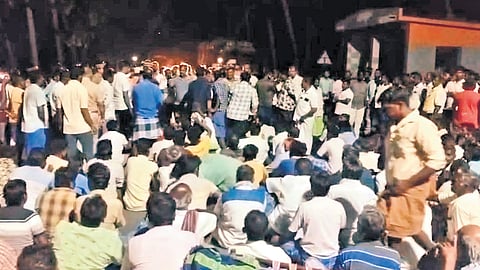 The road blockade led to traffic jam stretching for several kilometres before police intervened.