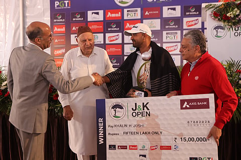 Khalin Joshi receives the winners' cheque after winning J&K Open