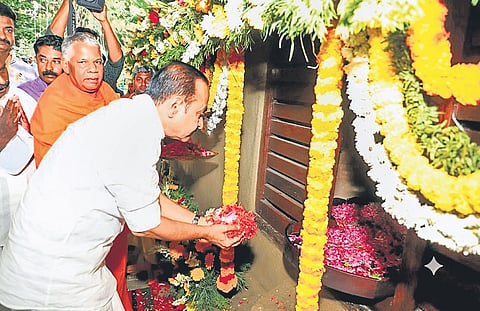 Chief Minister V D Satheesan offers floral tributes at Vayalvaram Veedu, the birthplace of Sree Narayana Guru, at Chempazhanthy on Friday as part of the 172nd birth anniversary celebrations of the social reformer