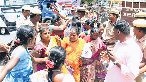 The police subsequently used a rope barricade to restrain the women and push them back.