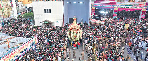 Thousands of devotees thronged Annai Velankanni Church in Besant Nagar, Chennai, on Saturday for the 54th annual festival and
flag-hoisting ceremony