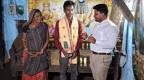 Somya Ranjan (middle) with his mother and a donor.